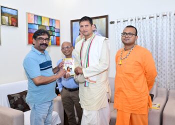 jharkhand cm meets iit madi : मुख्यमंत्री हेमन्त सोरेन से आईआईटी मण्डी के निदेशक प्रो लक्ष्मीधर बेहरा ने की मुलाकात, जन्माष्टमी में हिस्सा लेने का किया आग्रह jharkhand cm meets iit madi : मुख्यमंत्री हेमन्त सोरेन से आईआईटी मण्डी के निदेशक प्रो लक्ष्मीधर बेहरा ने की मुलाकात, जन्माष्टमी में हिस्सा लेने का किया आग्रह