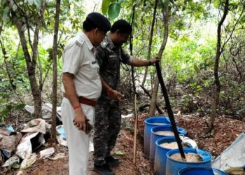Jamshedpur illegal liquor : जमशेदपुर में अवैध शराब के निर्माण एवं बिक्री के विरुद्ध उत्पाद विभाग की छापेमारी, 3000 किलो जावा महुआ नष्ट एवं 105 लीटर अवैध चुलाई शराब बरामद Jamshedpur illegal liquor : जमशेदपुर में अवैध शराब के निर्माण एवं बिक्री के विरुद्ध उत्पाद विभाग की छापेमारी, 3000 किलो जावा महुआ नष्ट एवं 105 लीटर अवैध चुलाई शराब बरामद