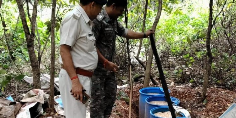 Jamshedpur illegal liquor : जमशेदपुर में अवैध शराब के निर्माण एवं बिक्री के विरुद्ध उत्पाद विभाग की छापेमारी, 3000 किलो जावा महुआ नष्ट एवं 105 लीटर अवैध चुलाई शराब बरामद Jamshedpur illegal liquor : जमशेदपुर में अवैध शराब के निर्माण एवं बिक्री के विरुद्ध उत्पाद विभाग की छापेमारी, 3000 किलो जावा महुआ नष्ट एवं 105 लीटर अवैध चुलाई शराब बरामद