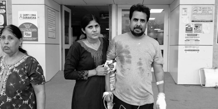 Jamshedpur snatching – सीतारामडेरा में मामूली विवाद के बाद बदमाशों ने छीनी महिला की चेन, बेटे को चाकू से हमला कर किया घायल