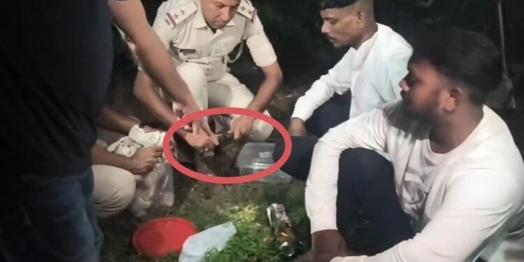 Jamshedpur police action – सिदगोड़ा में शराब पी रहे दो युवक हथियार के साथ  पकड़ाये, पूछताछ जारी