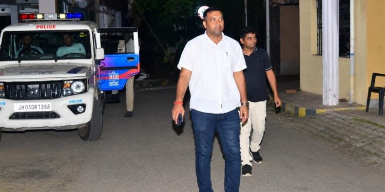 Jamshedpur nikhar sablok murder case : जमशेदपुर के कारोबारी निखार सबलोक हत्याकांड को लेकर मानगो में जांच करने पहुंची पुलिस, रिमांड पर लिये गए अपराधी Jamshedpur nikhar sablok murder case : जमशेदपुर के कारोबारी निखार सबलोक हत्याकांड को लेकर मानगो में जांच करने पहुंची पुलिस, रिमांड पर लिये गए अपराधी