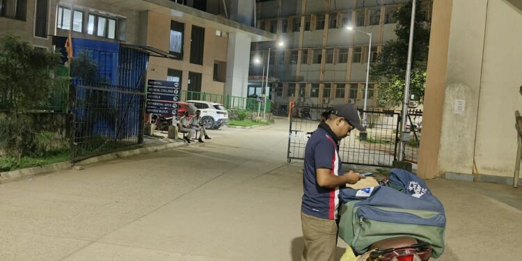 Jamshedpur mgm hostel – एमजीएम हॉस्टल में डिलीवरी बॉय के प्रवेश पर रोक, रात 10 बजे से मुख्य गेट बंद, सुरक्षा पोस्ट पर ही डिलीवरी बॉय को खाना पहुंचाने की अनुमति Jamshedpur mgm hostel – एमजीएम हॉस्टल में डिलीवरी बॉय के प्रवेश पर रोक, रात 10 बजे से मुख्य गेट बंद, सुरक्षा पोस्ट पर ही डिलीवरी बॉय को खाना पहुंचाने की अनुमति