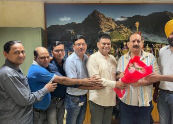 Tata pigment union : टाटा पिगमेंट यूनियन के पदाधिकारी टाटा वर्कर्स यूनियन के अध्यक्ष टुन्नु चौधरी से मिले, लिया आर्शीवाद Tata pigment union : टाटा पिगमेंट यूनियन के पदाधिकारी टाटा वर्कर्स यूनियन के अध्यक्ष टुन्नु चौधरी से मिले, लिया आर्शीवाद