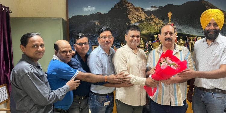 Tata pigment union : टाटा पिगमेंट यूनियन के पदाधिकारी टाटा वर्कर्स यूनियन के अध्यक्ष टुन्नु चौधरी से मिले, लिया आर्शीवाद Tata pigment union : टाटा पिगमेंट यूनियन के पदाधिकारी टाटा वर्कर्स यूनियन के अध्यक्ष टुन्नु चौधरी से मिले, लिया आर्शीवाद