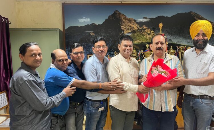 Tata pigment union : टाटा पिगमेंट यूनियन के पदाधिकारी टाटा वर्कर्स यूनियन के अध्यक्ष टुन्नु चौधरी से मिले, लिया आर्शीवाद