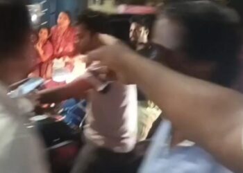 Jamshedpur crime – मानगो पेट्रोल पंप के पास युवती की पिटाई, युवक को लोगों ने पकड़ा, पुलिस को सौंपा, देखिए – video Jamshedpur crime – मानगो पेट्रोल पंप के पास युवती की पिटाई, युवक को लोगों ने पकड़ा, पुलिस को सौंपा, देखिए – video