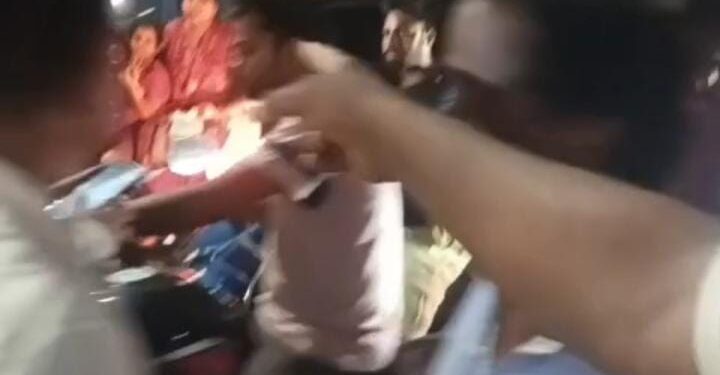 Jamshedpur crime – मानगो पेट्रोल पंप के पास युवती की पिटाई, युवक को लोगों ने पकड़ा, पुलिस को सौंपा, देखिए – video