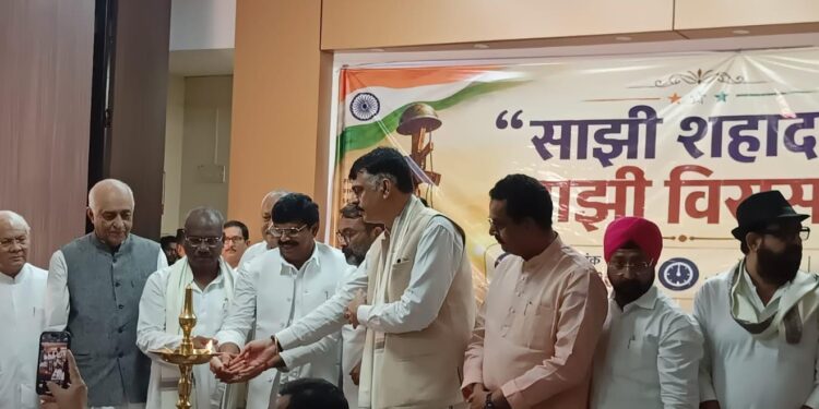 Jamshedpur sarvoday samity : बिष्टुपुर में ‘साझी शहादत साझी विरासत’ विषय पर संगोष्ठी आयोजित, पूर्व सांसद आनंद मोहन सिंह ने कहा – देश आज जहरीले दौर से गुजर रहा है, इसे तोड़ने की हो रही साजिश Jamshedpur sarvoday samity : बिष्टुपुर में ‘साझी शहादत साझी विरासत’ विषय पर संगोष्ठी आयोजित, पूर्व सांसद आनंद मोहन सिंह ने कहा – देश आज जहरीले दौर से गुजर रहा है, इसे तोड़ने की हो रही साजिश