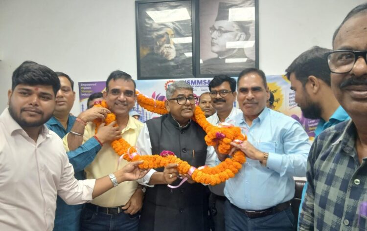 Tata steel uisl bonus agreement : टाटा स्टील यूआइएसएल के कर्मचारियों का हुआ बोनस समझौता, तीन साल का फार्मूला भी बना Tata steel uisl bonus agreement : टाटा स्टील यूआइएसएल के कर्मचारियों का हुआ बोनस समझौता, तीन साल का फार्मूला भी बना