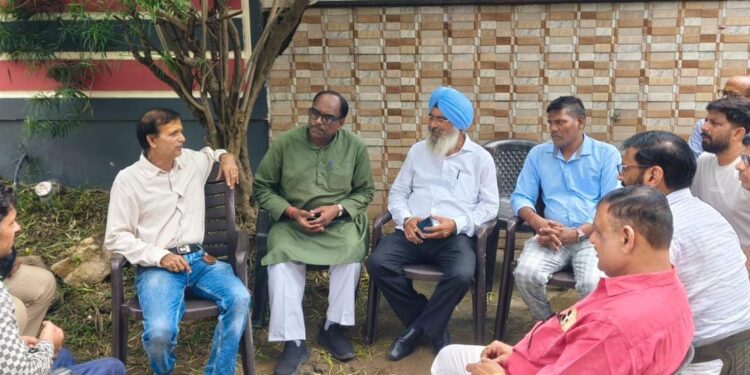 Jamshdpur jdu : एग्रीको रोड हादसे के मृतक पिता – पुत्र के परिजनों से मिला जदयू प्रतिनिधिमंडल, मालवाहक वाहनों के इंट्री को रोकने की उठायी मांग Jamshdpur jdu : एग्रीको रोड हादसे के मृतक पिता – पुत्र के परिजनों से मिला जदयू प्रतिनिधिमंडल, मालवाहक वाहनों के इंट्री को रोकने की उठायी मांग