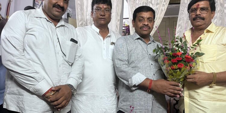 Jamshedpur visit of ex mp : जमशेदपुर दौरे पर पहुंचे पूर्व सांसद आनंद मोहन, कांग्रेस कोऑर्डिनेटर मनोज सिंह के आवास पर भव्य स्वागत, अमरप्रीत सिंह काले से फोन पर जताया शोक