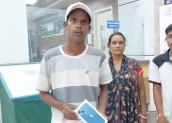 Jamshedpur hospital theft – एमजीएम अस्पताल से एक बार फिर दो मोबाइल गायब, सीसीटीवी में चादर ओढ़कर बगल में सोता दिखा युवक, एक हिरासत में Jamshedpur hospital theft – एमजीएम अस्पताल से एक बार फिर दो मोबाइल गायब, सीसीटीवी में चादर ओढ़कर बगल में सोता दिखा युवक, एक हिरासत में