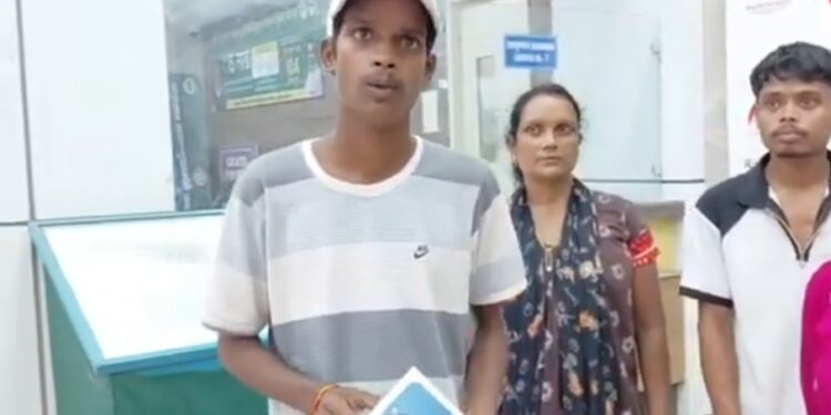 Jamshedpur hospital theft – एमजीएम अस्पताल से एक बार फिर दो मोबाइल गायब, सीसीटीवी में चादर ओढ़कर बगल में सोता दिखा युवक, एक हिरासत में