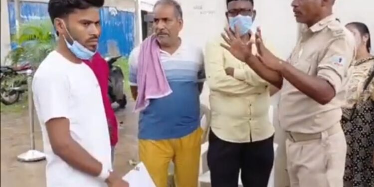 Jamshedpur mgm issue : एमजीएम अस्पताल में डॉक्टरों की नियमित उपस्थिति को लेकर शिकायतें, एक मरीज ने निजी अस्पताल का किया रुख Jamshedpur mgm issue : एमजीएम अस्पताल में डॉक्टरों की नियमित उपस्थिति को लेकर शिकायतें, एक मरीज ने निजी अस्पताल का किया रुख