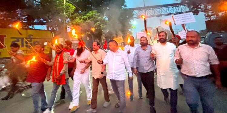 Jamshedpur bjp protest – बढ़ते सड़क हादसे पर फूटा भाजपा कार्यकर्ताओं का आक्रोश, बर्मामाइंस में मशाल लेकर सड़कों पर उतरे कार्यकर्ता, यातायात व्यवस्था दुरुस्त करने की मांग