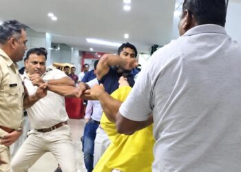 Jamshedpur clash – मानगो में गणेश मूर्ति विसर्जन के दौरान दो पक्षों के बीच मारपीट, कई घायल, अस्पताल में भी तनाव का माहौल, देखिए – video Jamshedpur clash – मानगो में गणेश मूर्ति विसर्जन के दौरान दो पक्षों के बीच मारपीट, कई घायल, अस्पताल में भी तनाव का माहौल, देखिए – video