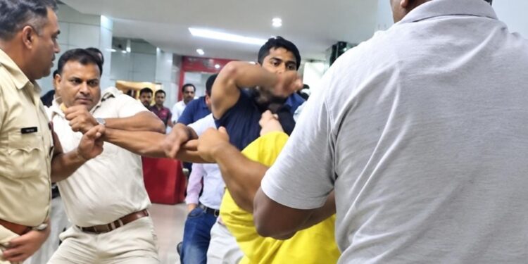 Jamshedpur clash – मानगो में गणेश मूर्ति विसर्जन के दौरान दो पक्षों के बीच मारपीट, कई घायल, अस्पताल में भी तनाव का माहौल, देखिए – video