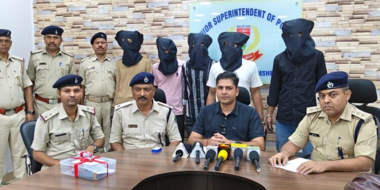 Jamshedpur police action – जुगसलाई में हत्या की साजिश रच रहे पांच युवक गिरफ्तार, देशी पिस्टल व गोली बरामद, देखिए – video Jamshedpur police action – जुगसलाई में हत्या की साजिश रच रहे पांच युवक गिरफ्तार, देशी पिस्टल व गोली बरामद, देखिए – video