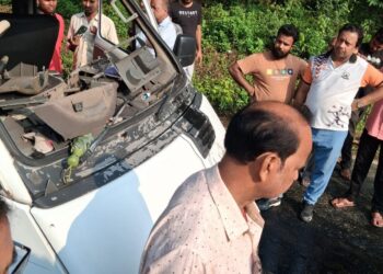 Jamshedpur accident: टेल्को में ब्रेक फेल होने से अनियंत्रित स्कूल वैन डिवाइडर पर चढ़ी, 10 बच्चे घायल, 3 गंभीर Jamshedpur accident: टेल्को में ब्रेक फेल होने से अनियंत्रित स्कूल वैन डिवाइडर पर चढ़ी, 10 बच्चे घायल, 3 गंभीर