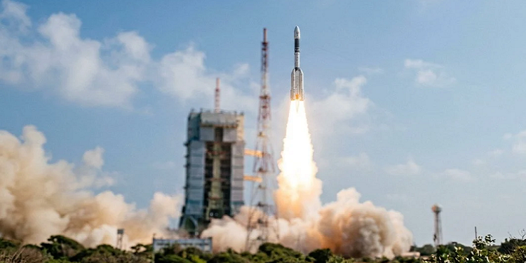 Isro launches eos-05 satellite : इसरो ने श्रीहरिकोटा से लाञ्च किया ईओएस-05 पृथ्वी अवलोकन उपग्रह, जीएसएलवी-एफ17 रॉकेट से हुई उपग्रह की लॉञ्चिंग