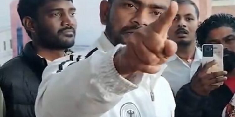 Mla jayram mahato case : विधायक जयराम महतो को एमपी/एमएलए कोर्ट से बड़ा झटका, बरवाअड्डा मामले में गिरफ्तारी पर रोक से इनकार, अदालत ने पुलिस से तलब की मामले की केस डायरी Mla jayram mahato case : विधायक जयराम महतो को एमपी/एमएलए कोर्ट से बड़ा झटका, बरवाअड्डा मामले में गिरफ्तारी पर रोक से इनकार, अदालत ने पुलिस से तलब की मामले की केस डायरी