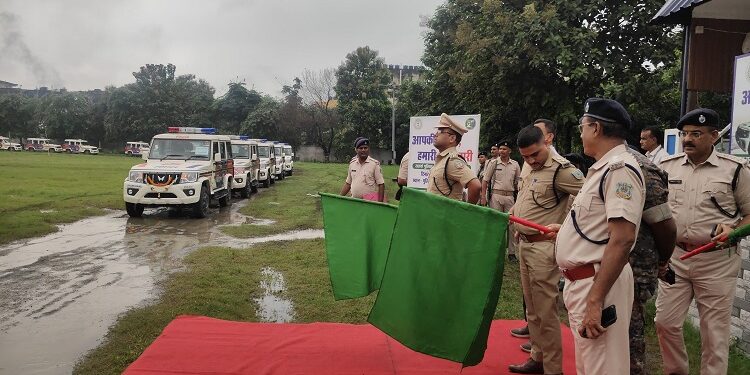 Jamshedpur police got 40 new bolero vehicles : जमशेदपुर पुलिस के गश्ती बल में जुड़ीं 40 नई बोलेरो गाड़ियां, एसएसपी ने पुलिस लाइन में हरी झंडी दिखाकर किया रवाना, विभिन्न थाना क्षेत्रों में पुलिस गश्त बढ़ाने में होंगी मददगार Jamshedpur police got 40 new bolero vehicles : जमशेदपुर पुलिस के गश्ती बल में जुड़ीं 40 नई बोलेरो गाड़ियां, एसएसपी ने पुलिस लाइन में हरी झंडी दिखाकर किया रवाना, विभिन्न थाना क्षेत्रों में पुलिस गश्त बढ़ाने में होंगी मददगार
