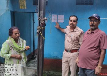 Jamshedpur notice pasted at the accused’s house : गोलमुरी पुलिस ने नामदा बस्ती निवासी वीर सिंह उर्फ पंडित के घर पर चिपकाया इश्तेहार, रंगदारी के एक मामले में लंबे समय से चल रहा था फरार