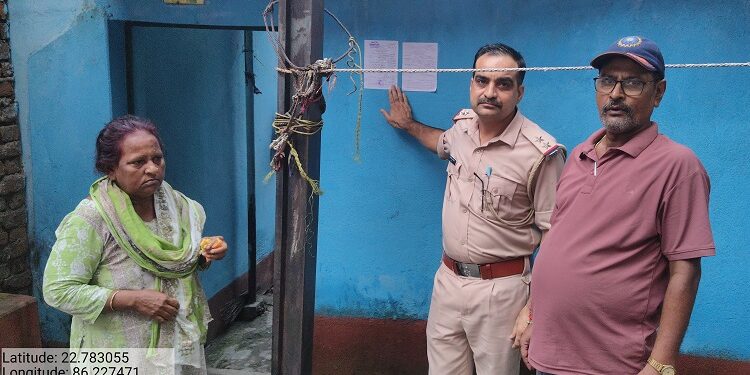Jamshedpur notice pasted at the accused’s house : गोलमुरी पुलिस ने नामदा बस्ती निवासी वीर सिंह उर्फ पंडित के घर पर चिपकाया इश्तेहार, रंगदारी के एक मामले में लंबे समय से चल रहा था फरार