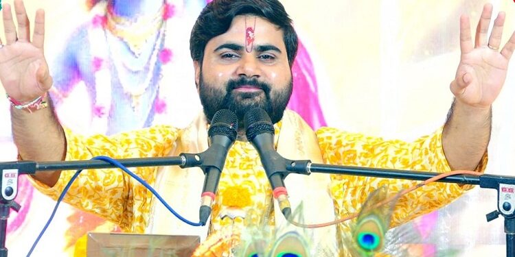 Jamshedpur bhagwat katha : बिष्टुपुर सत्यनारायण मारवाड़ी मंदिर में श्रीमद्भागवत कथा का चौधा दिन, कथा वाचक हिमांशु महाराज ने श्रद्धालुओं के साथ मनाया कृष्ण जन्मोत्सव, कहा – दुःख में भी सुखी जीवन जीने को प्रेरित करते हैं भगवान श्रीकृष्ण