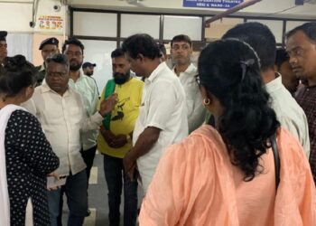 jamshedpur ghatshila mla action : घाटशिला में दर्दनाक सड़क दुर्घटना में घायल परिवार को देखने टीएमएच पहुंचे विधायक सोमेश चंद्र सोरेन, पहुंचाई मदद