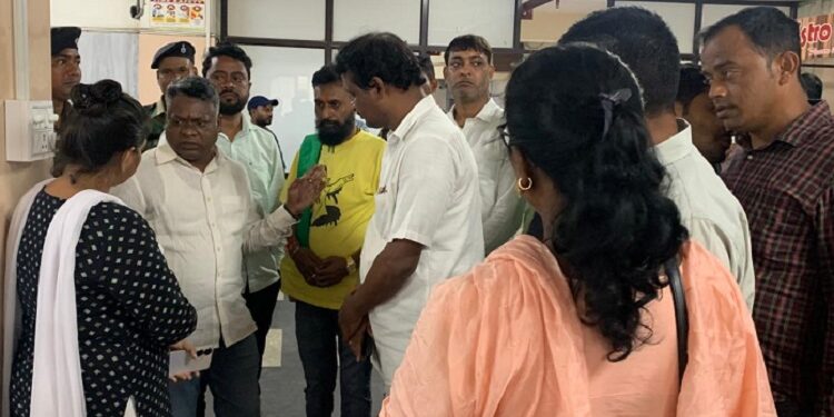 jamshedpur ghatshila mla action : घाटशिला में दर्दनाक सड़क दुर्घटना में घायल परिवार को देखने टीएमएच पहुंचे विधायक सोमेश चंद्र सोरेन, पहुंचाई मदद