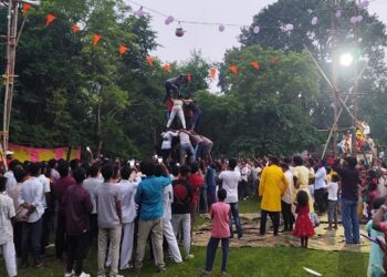 Jamshedpur rural ‘matki phod’ on janmashtmi : गालूडीह के पुतड़ू में जन्माष्टमी के अवसर पर मटकी फोड़ प्रतियोगिता आयोजित, बजीरडांगा की टीम ने मारी बाजी, डांडिया नृत्य ने बांधा समां