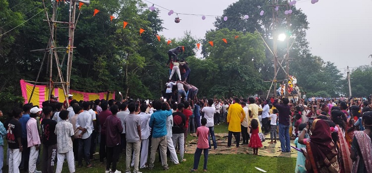 Jamshedpur rural ‘matki phod’ on janmashtmi : गालूडीह के पुतड़ू में जन्माष्टमी के अवसर पर मटकी फोड़ प्रतियोगिता आयोजित, बजीरडांगा की टीम ने मारी बाजी, डांडिया नृत्य ने बांधा समां Jamshedpur rural ‘matki phod’ on janmashtmi : गालूडीह के पुतड़ू में जन्माष्टमी के अवसर पर मटकी फोड़ प्रतियोगिता आयोजित, बजीरडांगा की टीम ने मारी बाजी, डांडिया नृत्य ने बांधा समां