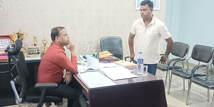 Jamshedpur parsudih ps supervision : जमशेदपुर के वरीय पुलिस अधीक्षक ने परसुडीह थाने का किया औचक निरीक्षण, पुलिस अधिकारियों व कर्मियों को दिये जरूरी दिशा-निर्देश Jamshedpur parsudih ps supervision : जमशेदपुर के वरीय पुलिस अधीक्षक ने परसुडीह थाने का किया औचक निरीक्षण, पुलिस अधिकारियों व कर्मियों को दिये जरूरी दिशा-निर्देश