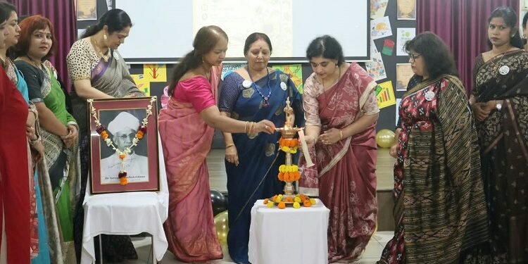 Jamshedpur dbms college of education : डीबीएमएस कॉलेज ऑफ एजुकेशन में हर्षोल्लास के साथ मनाया गया शिक्षक दिवस, संस्था के अध्यक्ष बी चंद्रशेखर ने शिक्षकों को बताया समाज का सच्चा निर्माता