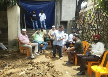 Jamshedpur villagers oppose wine shop : बिष्टुपुर गुरुद्वारा बस्ती में शराब दुकान खोले जाने का विरोध, दुकान के सामने धरने पर बैठे बस्तीवासी
