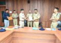 Saraikela police men felicitated : चांडिल टेंथ माइल स्टोन होटल गोलीकांड का उद्भेदन करने वाली पुलिस टीम के 26 सदस्य सम्मानित, कोल्हान डीआइजी के साथ जमशेदपुर एसएसपी व सरायकेला एसपी ने किया सम्मानित