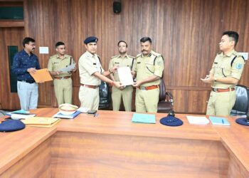 Saraikela police men felicitated : चांडिल टेंथ माइल स्टोन होटल गोलीकांड का उद्भेदन करने वाली पुलिस टीम के 26 सदस्य सम्मानित, कोल्हान डीआइजी के साथ जमशेदपुर एसएसपी व सरायकेला एसपी ने किया सम्मानित Saraikela police men felicitated : चांडिल टेंथ माइल स्टोन होटल गोलीकांड का उद्भेदन करने वाली पुलिस टीम के 26 सदस्य सम्मानित, कोल्हान डीआइजी के साथ जमशेदपुर एसएसपी व सरायकेला एसपी ने किया सम्मानित