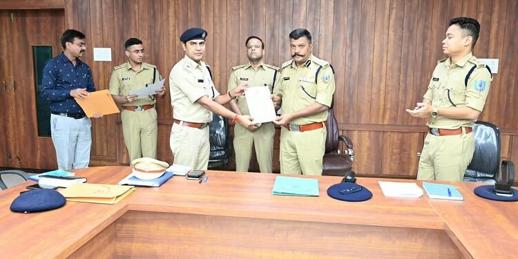 Saraikela police men felicitated : चांडिल टेंथ माइल स्टोन होटल गोलीकांड का उद्भेदन करने वाली पुलिस टीम के 26 सदस्य सम्मानित, कोल्हान डीआइजी के साथ जमशेदपुर एसएसपी व सरायकेला एसपी ने किया सम्मानित