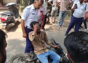 Jamshedpur hungama during traffic checking : साकची आमबागान के पास ट्रैफिक चेकिंग के दौरान हंगामा, तेज रफ्तार बाइक सवार गिरा, पुलिस से मारपीट का आरोप Jamshedpur hungama during traffic checking : साकची आमबागान के पास ट्रैफिक चेकिंग के दौरान हंगामा, तेज रफ्तार बाइक सवार गिरा, पुलिस से मारपीट का आरोप