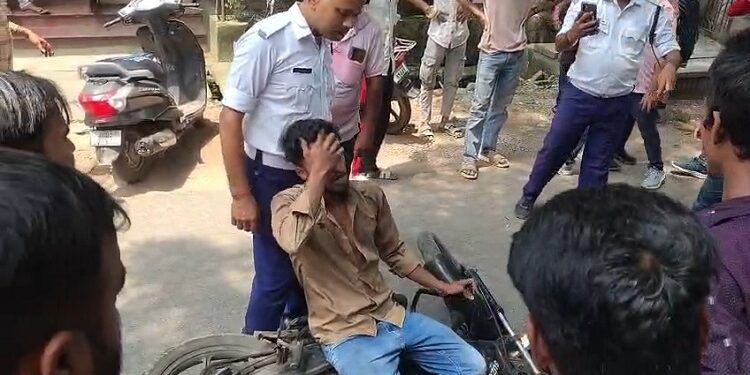 Jamshedpur hungama during traffic checking : साकची आमबागान के पास ट्रैफिक चेकिंग के दौरान हंगामा, तेज रफ्तार बाइक सवार गिरा, पुलिस से मारपीट का आरोप Jamshedpur hungama during traffic checking : साकची आमबागान के पास ट्रैफिक चेकिंग के दौरान हंगामा, तेज रफ्तार बाइक सवार गिरा, पुलिस से मारपीट का आरोप