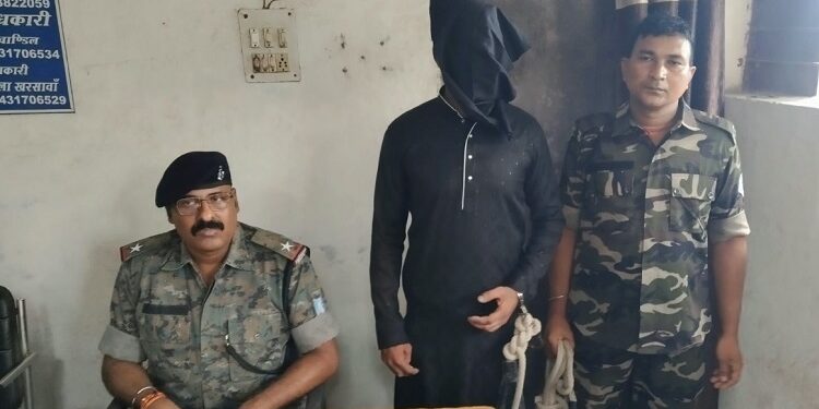 Saraikela eve teasing accused arrested : कपाली क्षेत्र में लड़की का पीछा कर छेड़खानी व जान मारने की धमकी देनेवाला युवक गिरफ्तार, पुलिस ने आरोपी को न्यायिक हिरासत में भेजा