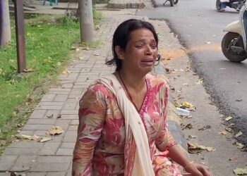 Jamshedpur lady attempts Self-immolation : एसपी कार्यालय के बाहर पेट्रोल लेकर महिला का आत्मदाह का प्रयास, बेटे की मौत के मामले में न्याय की गुहार लगाने पहुंची थी महिला Jamshedpur lady attempts Self-immolation : एसपी कार्यालय के बाहर पेट्रोल लेकर महिला का आत्मदाह का प्रयास, बेटे की मौत के मामले में न्याय की गुहार लगाने पहुंची थी महिला