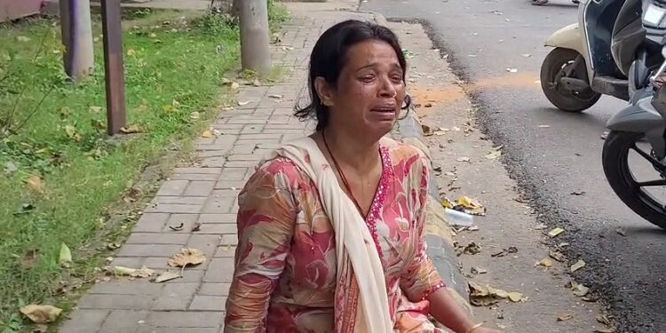 Jamshedpur lady attempts Self-immolation : एसपी कार्यालय के बाहर पेट्रोल लेकर महिला का आत्मदाह का प्रयास,  बेटे की मौत के मामले में न्याय की गुहार लगाने पहुंची थी महिला