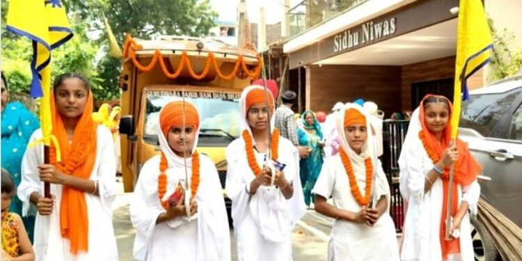 Jamshedpur birsanagar gurudwara : बिरसानगर गुरुद्वारा में सुशोभित हुआ गुरु ग्रंथ साहिब का नया स्वरूप, टेल्को गुरुद्वारा से निकाला गया भव्य नगर कीर्तन