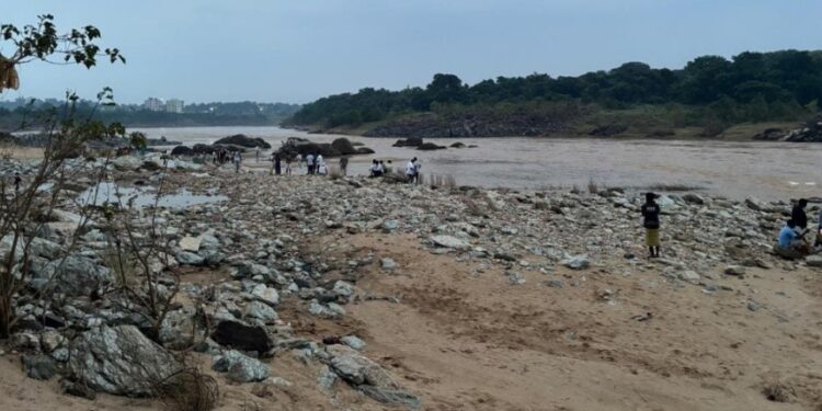 Adityapur two drowned in kharkai river : आसंगी चेक डैम के पास नहाने गए आदित्यपुर के दो युवक खरकई में डूबे, आरआइटी थाना पुलिस स्थानीय गोताखोरों से करा रही दोनों युवकों की तलाश Adityapur two drowned in kharkai river : आसंगी चेक डैम के पास नहाने गए आदित्यपुर के दो युवक खरकई में डूबे, आरआइटी थाना पुलिस स्थानीय गोताखोरों से करा रही दोनों युवकों की तलाश