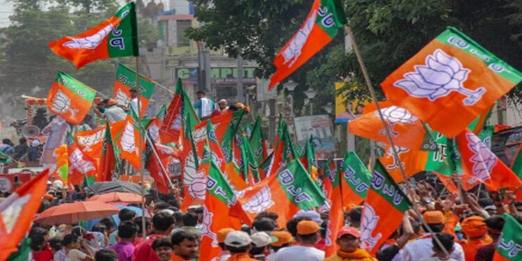 jamshedpur bjp : छात्रों पर दर्ज मुकदमे वापस लेने और भर्ती परीक्षा घोटालों की सीबीआइ जांच की मांग को लेकर भाजपा जमशेदपुर महानगर का मंगलवार को उपायुक्त कार्यालय पर प्रदर्शन jamshedpur bjp : छात्रों पर दर्ज मुकदमे वापस लेने और भर्ती परीक्षा घोटालों की सीबीआइ जांच की मांग को लेकर भाजपा जमशेदपुर महानगर का मंगलवार को उपायुक्त कार्यालय पर प्रदर्शन