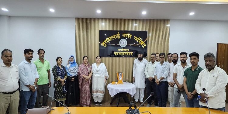 Jamshedpur jugsalai nagar parishad condolence : जुगसलाई नगर परिषद्  में दिवंगत मंत्री सुदिव्य कुमार सोनू को दी गई श्रद्धांजलि, वक्ताओं ने सुदिव्य के निधन को बताया राज्य की अपूरणीय क्षति