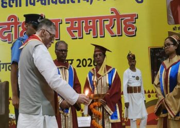 Jamshedpur womens university convocation : जमशेदपुर महिला विवि के चतुर्थ दीक्षांत समारोग में राज्यपाल ने 1990 छात्राओं में बांटीं डिग्रियां, कुलाधिपति ने छात्राओं से की नैतिक मूल्य व संस्कार बनाए रखने की अपील